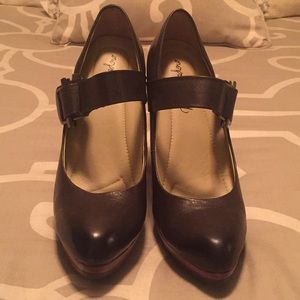 Mea Shadow brown/black strap heels size 8